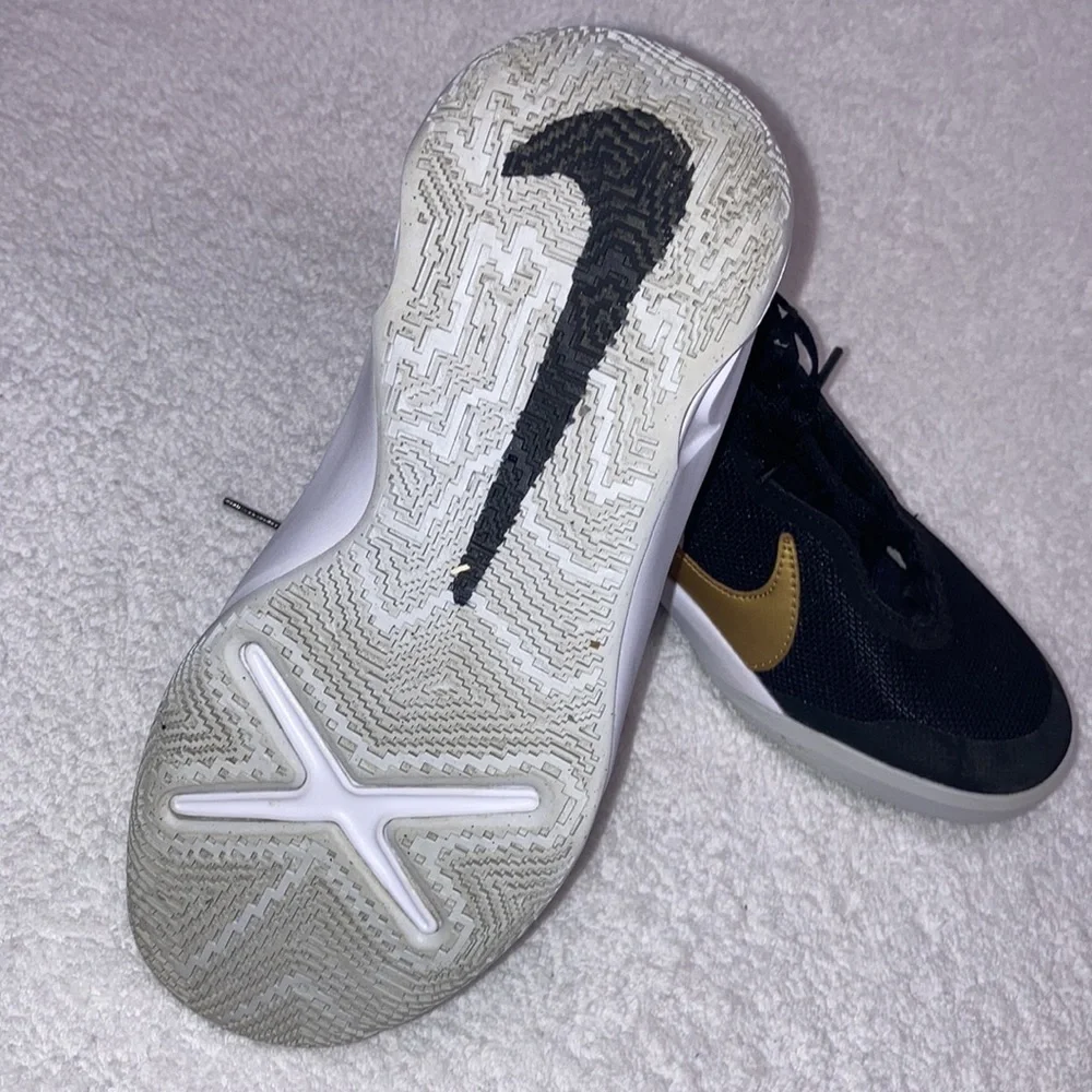 Nike Team Hustle D Youth Size 4y Black/White/Gold Shoes CW6735-002 - Picture 8 of 8